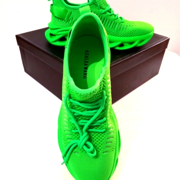 NWT NIB🎁FREE GIFT INCLUDED Sneakers Stretch Knit Upper Texture Rubber Outsole - Picture 5 of 10